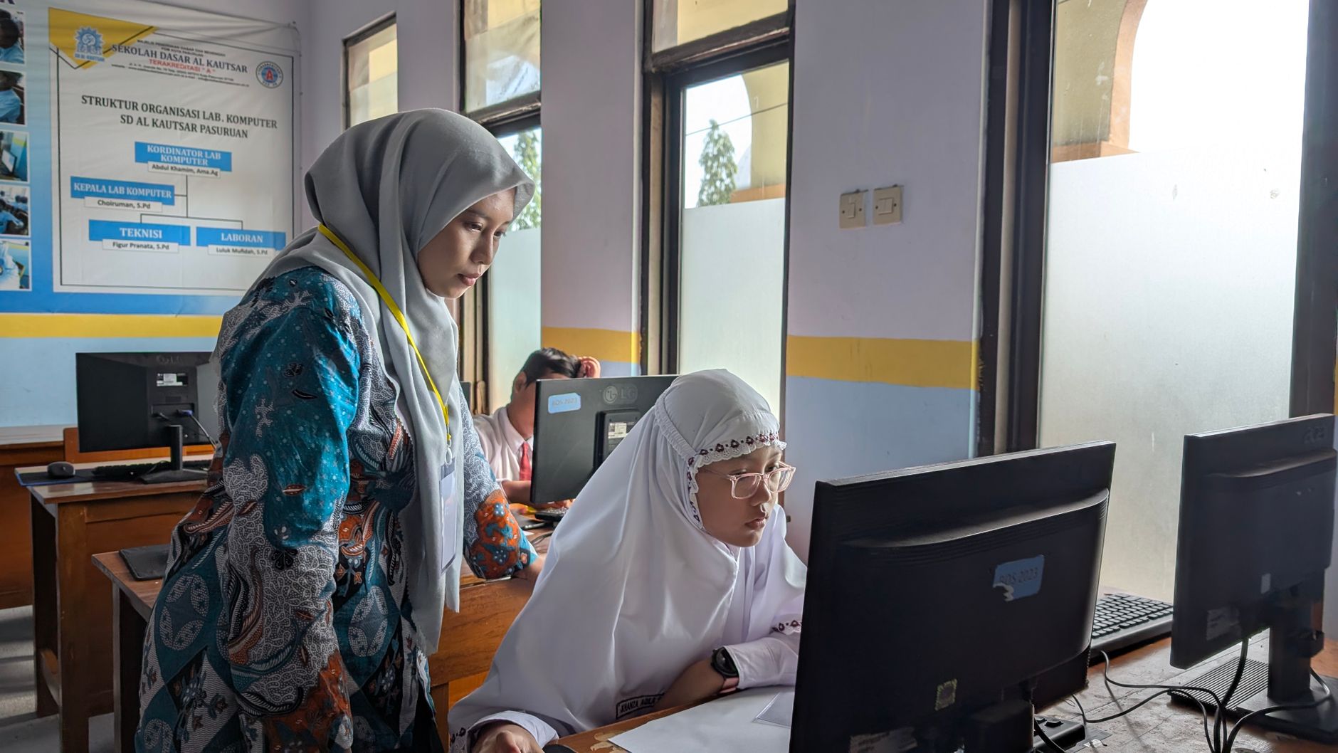 Membaca Kode di Balik Lowongan Kerja: Panduan Cerdas Cari Peluang Masa Depan
