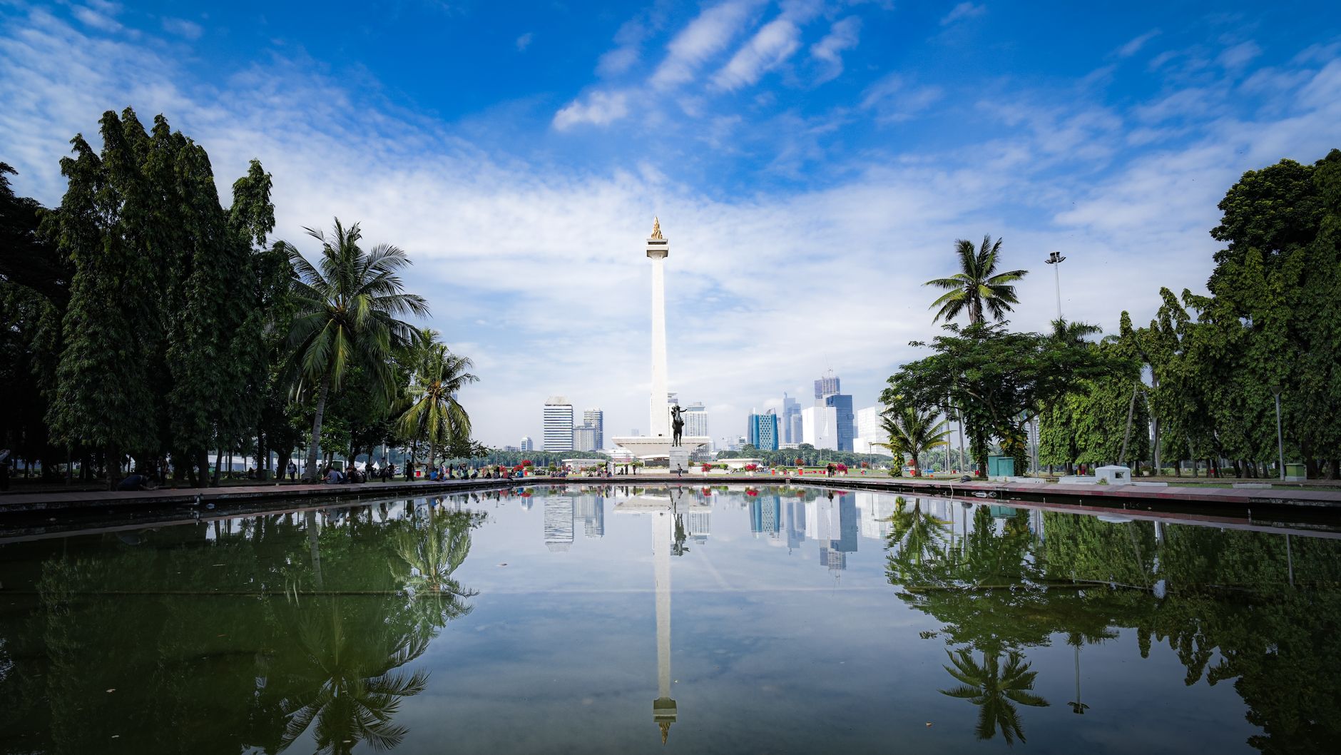 Siap Jadi Garda Terdepan Keselamatan di KAI Services? Ini Bocoran Lamarannya!